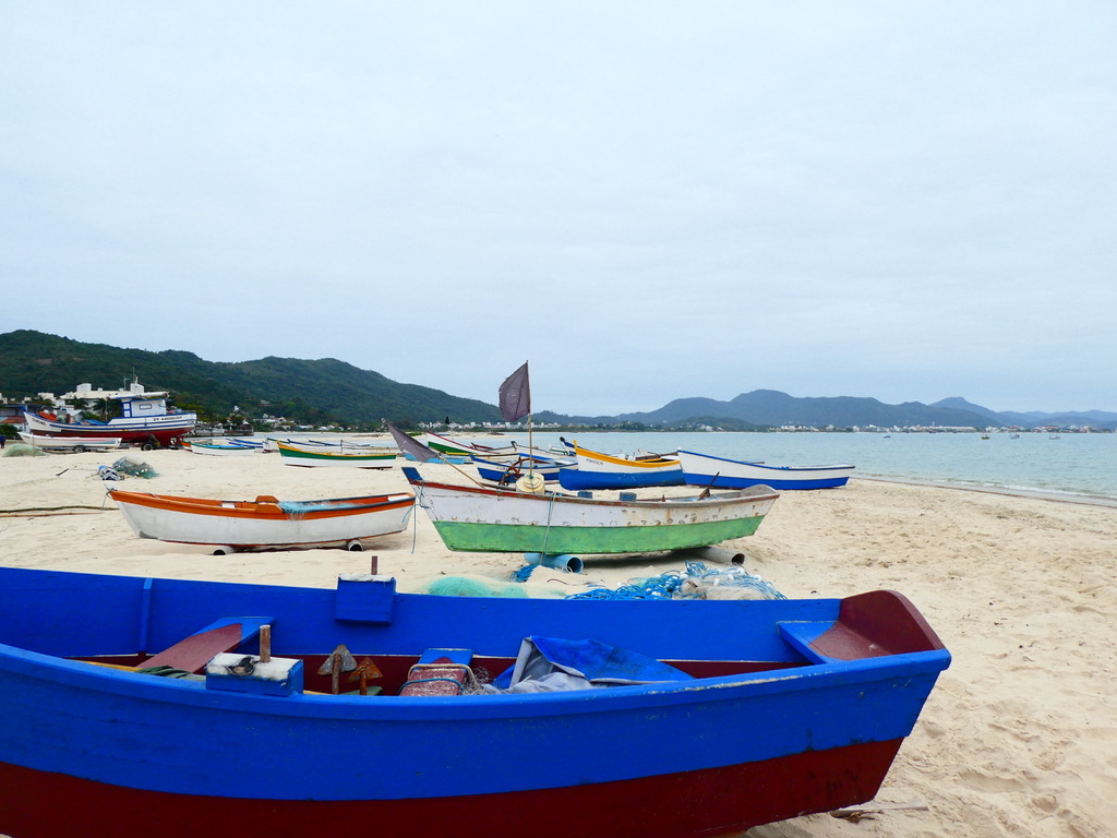 Florianopolis, Santa Catarina, Brasil. 15th Jan, 2022. (INT) Movement of  bathers on Jurere Internacional beach, in Santa Catarina. January 15, 2022,  Florianopolis, Santa Catarina, Brazil: A sunny day takes bathers to the