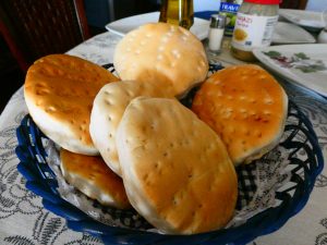 chilean food bread hallulla
