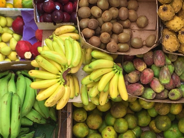 colombia fruit box at the market